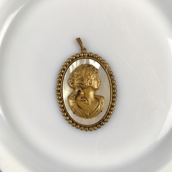 Vintage Art Nouveau Bronze Tone MOP Cameo Necklace Pendant - Picture 15 of 16